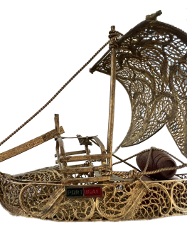 Filigranes Modell eines portugiesischen Segelboots aus Messingdraht